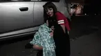 Seorang wanita bersama kucingnya berada disamping mobil di pusat kota Mexico City saat terjadi gempa bumi (7/9). Gempa berkuatan 8,0 skala richter (SR) terjadi Kamis malam di Mexico City. (AFP Photo/Diana Ulloa)