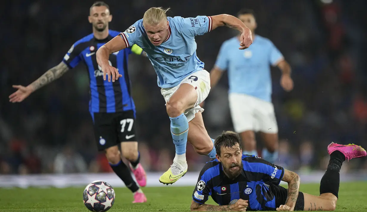 <p>Manchester City mengikuti jejak tim sekotanya, Manchester United yang juga sukses merebut treble pada musim 1998/1999. (AP Photo/Emrah Gurel)</p>