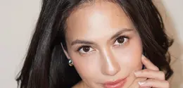 Dalam pemotretan kali ini, aktris berusia 33 tahun tersebut tampil dengan riasan natural flawless yang membuat wajahnya terlihat begitu segar, halus, dan bercahaya. [@pevpearce].