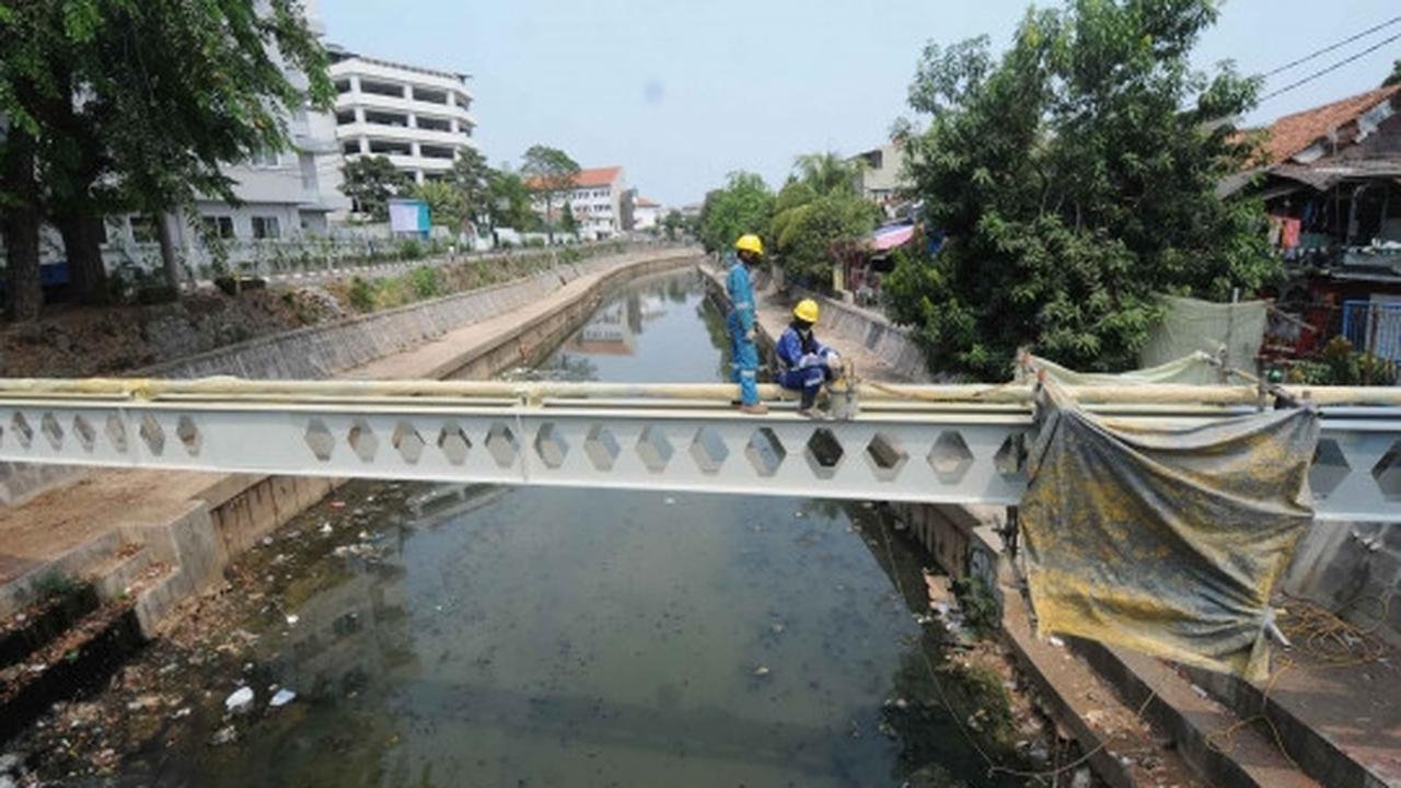 Melihat penggantian pipa gas PGN di atas sungai