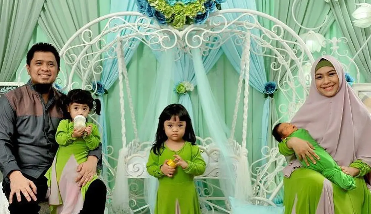 Kehadiran anak ketiga bintang film Ketika Cinta Bertasbih ini disabut rasa syukur. Pasalnya, sebelumnya, Oki telah memiliki dua orang putri, Maryam Nusaibah Abdullah (2014) dan Khadeejah Faatimah Abdullah (2016). (Instagram/okisetianadewi)