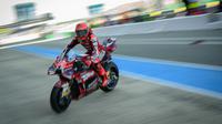 Pembalap Spanyol dari Tim Ducati Lenovo, Marc Marquez, memasuki pit selama sesi latihan bebas pertama menjelang Grand Prix Moto GP Prancis di Le Mans, Prancis barat laut, pada 8 Mei 2026. (Loic VENANCE/AFP)