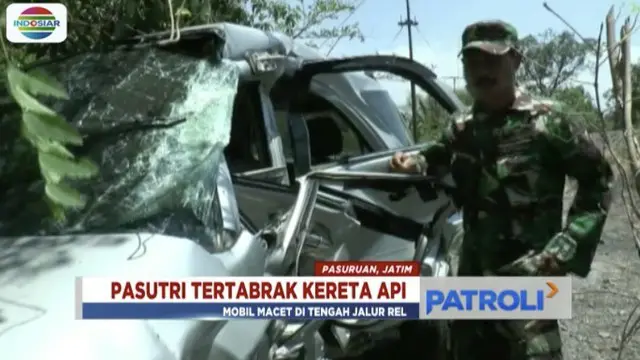 Mobil minibus macet di jalur rel, seorang ibu wamil tewas tertabrak kereta api BBM di Pasuruan, Jawa Timur.
