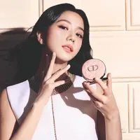 Aura kecantikan sempurna kembali terpancar dari Jisoo, bintang K-Pop yang menjadi wajah baru kampanye Dior Forever. [Dok/Dior].
