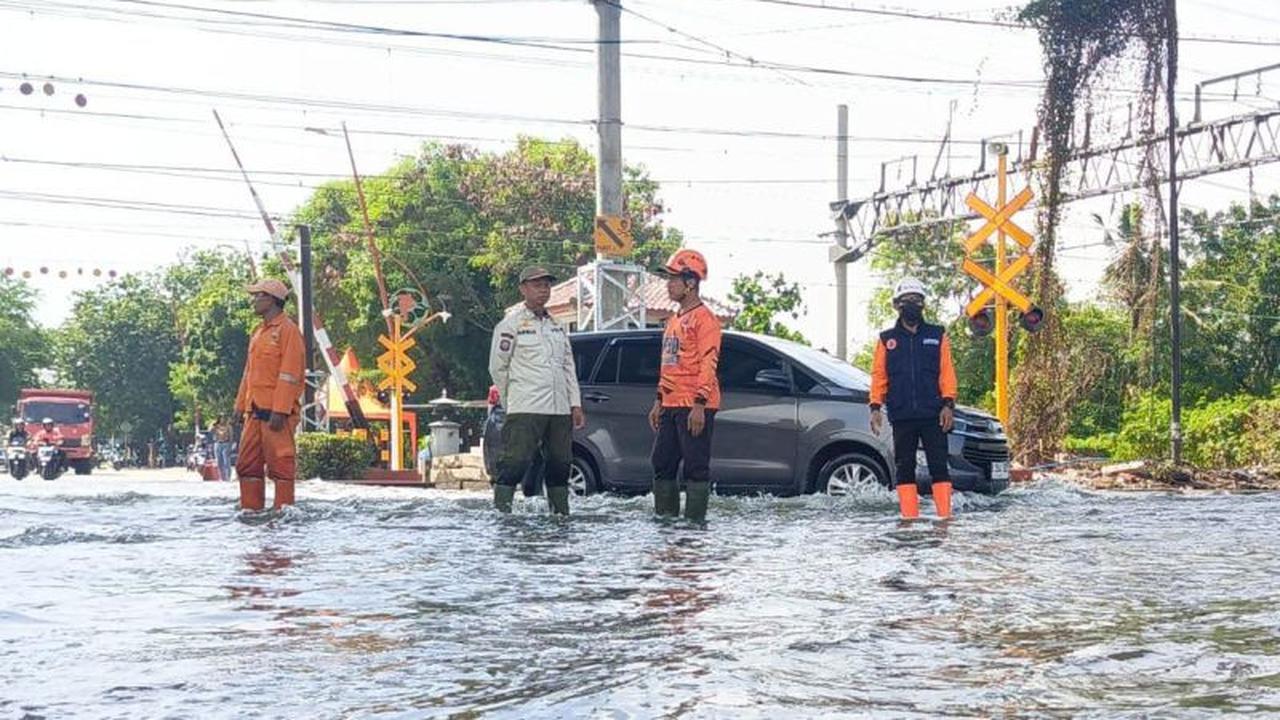 Akibat Banjir Rob, Jalan RE Martadinata Depan Jakarta International Stadium Terendam