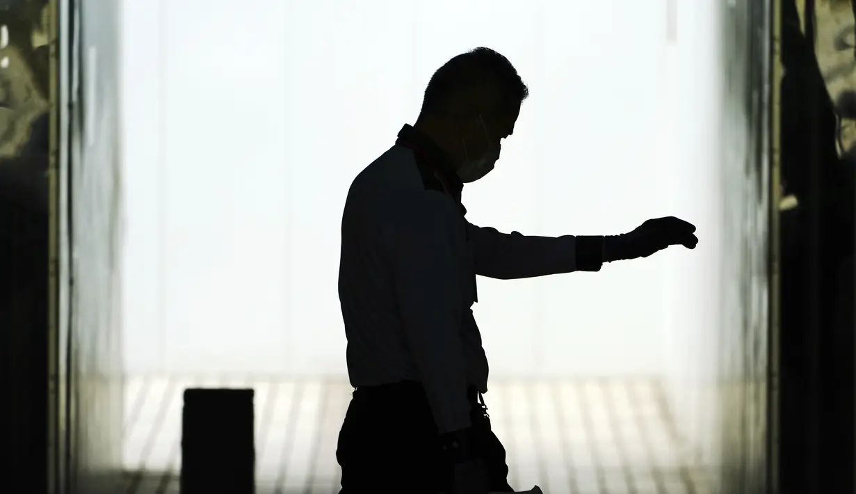 Seorang pria yang mengenakan masker pelindung untuk membantu mengekang penyebaran virus corona berjalan di underpass di Tokyo, Selasa (6/4/2021). Ibukota Jepang mengonfirmasi lebih dari 390 kasus virus korona baru pada hari Selasa. (AP Photo/Eugene Hoshiko)