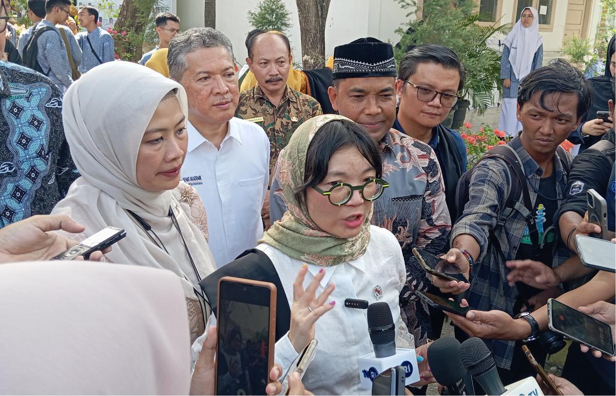 prof stella christie di SMA Negeri 10 Fajar Harapan Aceh