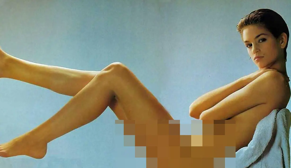 Cindy Crawford, Model yang dikenal memiliki tahi lalat di atas bibirnya ini sering menerima pemotretan topless dengan bangga (Istimewa)