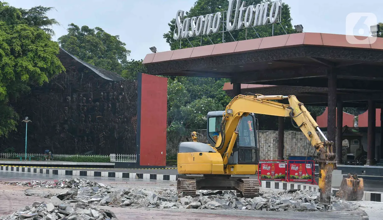 Alat berat terlihat saat pengerjaan renovasi di Taman Mini Indonesia Indah, Jakarta, Rabu (26/1/2022). Menteri Pekerjaan Umum dan Perumahan Rakyat (PUPR) Basuki Hadimuljono mengalokasikan Rp1,13 triliun untuk kegiatan renovasi Taman Mini Indonesia Indah (TMII).  (Liputan6.com/Herman Zakharia)