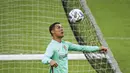 Pemain Portugal, Cristiano Ronaldo, saat menjalani sesi latihan jelang berlaga di UEFA Nations League 2020 di Friends Arena, Swedia, Selasa (8/9/2020). Portugal akan berhadapan dengan Swedia. (AFP/Jonathan Nackstrand)
