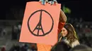 Kiper Ottawa Fury, Romuald Peiser memegang logo menara Eifel tanda turut berduka atas tragedi Perancis, usai laga Final NASL Championship di Hempstead, New York, Minggu(15/11/2015).  (AFP Photo/Don Emmert)