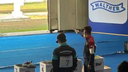 Tidak hanya membawa pulang medali emas, ia juga berhasil mencatatkan diri sebagai pemegang Rekor Dunia (World Record) dan Rekor Asia (Asian Record) untuk nomor yang sama. (Dok. Humas Polri)