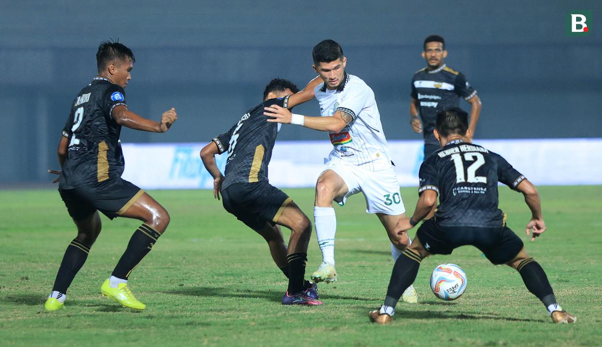 Pemain PSS Sleman, Kevin Gomes, berusaha menerima umpan dari rekannya namun sudah terkepung pemain Dewa United pada laga pekan ke-15 BRI Liga 1 di Stadion Indomilk Arena, Tangerang, Jumat (6/10/2023). Kekalahan ini semakin menambah derita PSS. (Bola.com/M. Iqbal Ichsan)
