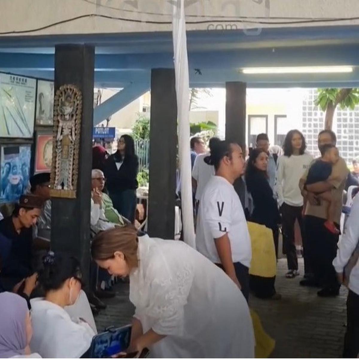 Potret Suasana Duka di Markas Slankers di Potlot, Bimbim Slank  Tegar Panggul Keranda Bunda Iffet