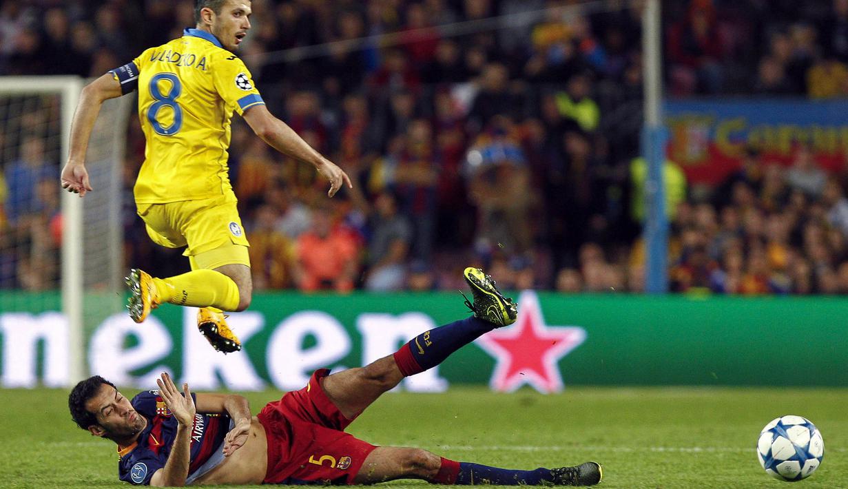 Pemain Barcelona, Sergio Busquets menekel pemain Bate Borisov, Aliaksandr Valadzko pada laga Liga Champions di Stadion Camp Nou, Spanyol, Rabu (4/11/2015). (EPA/Quiqui Garcia)