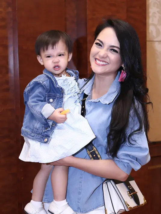 Bukan perceraian, namun Ririn Ekawati harus menjadi single parent karena suaminya yang telah meniggal dunia. Ferry Wijaya meninggal dunia di pertengahan 2017 lalu dan meninggalkan buah hati mereka yang masih belia. (Instagram/ririnekawati)