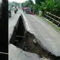 Jembatan ambrol di salah satu wilayah di Indonesia.