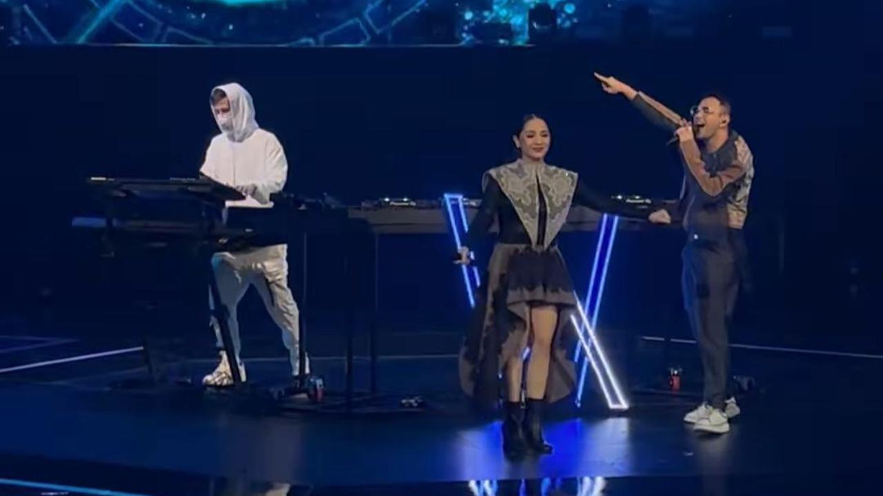 Tak sedikit yang merinding saat melihat penampilan Raffi Ahmad dan Nagita Slavina serta Alan Walker di atas panggung.<br>