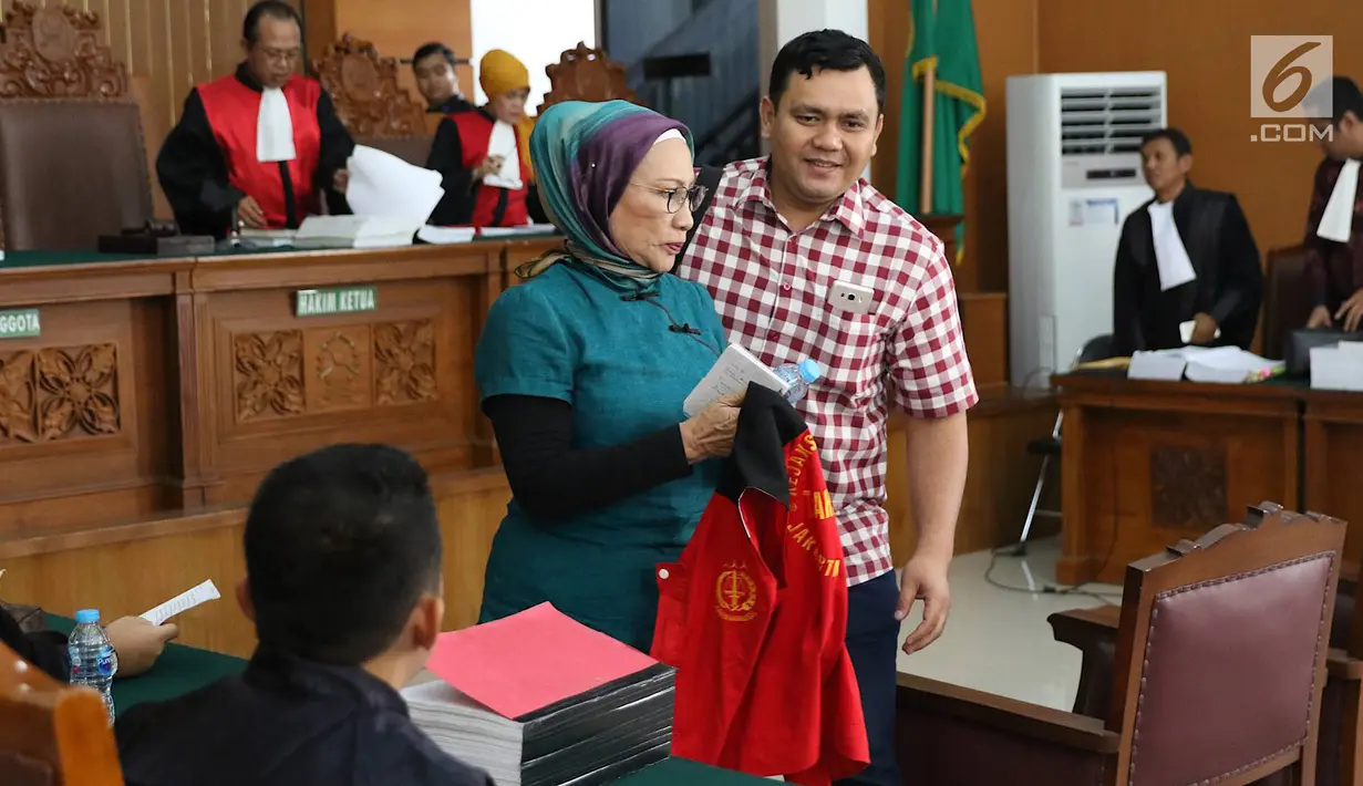 Terdakwa kasus dugaan penyebaran berita bohong atau hoaks Ratna Sarumpaet setelah mengikuti sidang lanjutan di PN Jakarta Selatan, Selasa (9/4). Sidang dengan agenda mendengarkan keterangan empat orang saksi, salah satunya yaitu Presiden KSPI, Said Iqbal. (Liputan6.com/Immanuel Antonius)