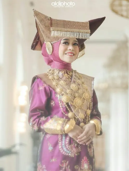 Lesti memilih eyeshadow warna rose gold yang diberi winged eyeliner. Makeup ini juga diimbangi dengan lipstick warna pink natural yang fresh. (Instagram/aldiphoto).