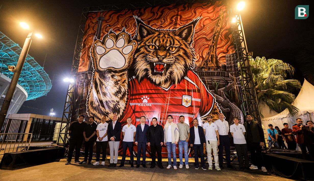 Ketua Umum PSSI, Erick Thohir bersama sejumlah jajaran dari Kelme berfoto bersama saat launching jersey baru dalam acara Leave Your Mark Fest 2026 di Plaza Utara Stadion Utama Gelora Bung Karno, SUGBK, Senayan, Jakarta, Kamis (12/03/2026) malam WIB. (Bola.com/Bagaskara Lazuardi)