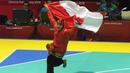 Pesilat Indonesia, Puspa Arumsari, melakukan selebrasi usai menjadi juara Asian Games di Arena Silat TMII, Jakarta, Senin (27/8/2018). Puspa meraih medali emas kelas seni kategori tunggal putri dengan nilai 467. (Merdeka.com/Arie Basuki)