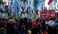 Massa buruh yang tergabung dalam Konfederasi Serikat Pekerja Seluruh Indonesia (KSPSI) dan Serikat Pekerja Nasional (SPN) demo di kawasan Patung Kuda, Jakarta, Kamis (12/5/2022). Aksi tersebut untuk memperingati May Day serta menolak Omnibuslaw UU Cipta Kerja Nomor 11 Tahun 2020 dan meminta klaster ketenagakerjaan kembali ke substansi UU Nomor 13 Tahun 2003. (Liputan6.com/Faizal Fanani)