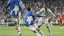 Cristiano Ronaldo merayakan golnya bersama timnya saat melawan Bayern Munchen pada leg kedua perempatfinal Liga Champions di Santiago Bernabeu stadium, Madrid, (18/4/2017). Ronaldo mencetak Hattrick pada laga ini. (AP/Francisco Seco)
