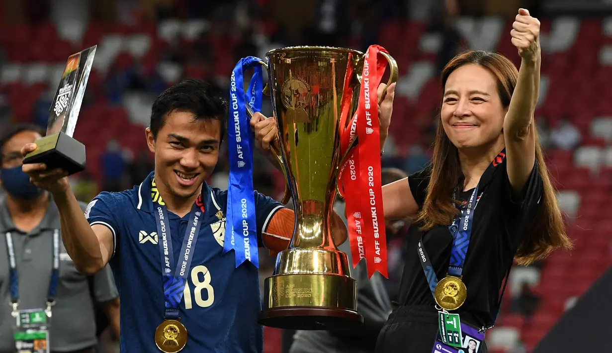 Sejak pertama kali digelar pada 1996, Piala AFF edisi 2022 yang sedang berlangsung merupakan penyelenggaraan yang ke-14 kali sepanjang sejarah. Dari 13 kali penyelenggaraan sebelumnya, tercatat baru ada 4 negara yang berhasil meraih trofi tertinggi kejuaraan sepak bola antar-negara di kawasan Asia Tenggara tersebut dan Timnas Indonesia tak termasuk di dalamnya. Lolos enam kali ke partai final, tak satu pun gelar juara yang didapat Timnas Garuda. Berikut ini daftar 4 negara yang sukses meraih gelar Piala AFF sepanjang sejarah. (AFP/Roslan Rahman)