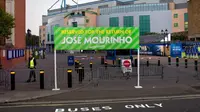 Sebuah rumah judi di Inggris memasang banner khusus di depan stadion demi kedatangan Jose Mourinho. (Daily Star)