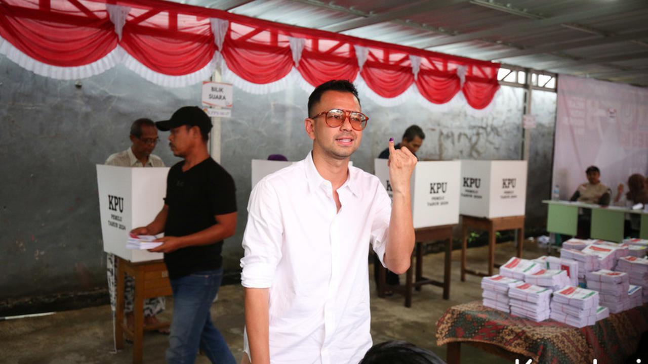 &nbsp;Mencelupkan Jari ke Dalam Tinta&nbsp;