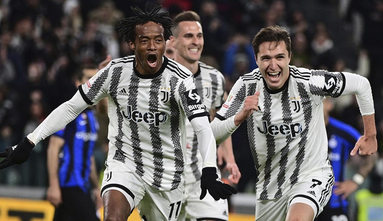 <p>Juventus akhirnya memecah kebuntuan di menit ke-83. Mendapat bola liar, Juan Guadrado melepaskan tendangan kaki kanan untuk menaklukkan kiper Handanovic. (Marco Alpozzi/LaPresse via AP)</p>