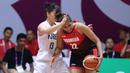 Pebasket putri Indonesia, Gabriel Sophia (kanan) mencoba menembus adangan pemain Korea, Kim Sodam pada babak penyisihan Grup X Basket Putri Asian Games 2018 di Jakarta, Rabu (15/8). Indonesia kalah 40-108. (Liputan6.com/Helmi Fithriansyah)