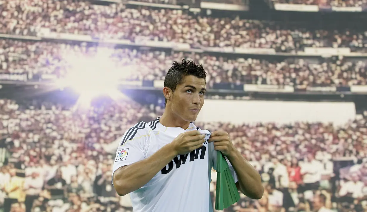 Cristiano Ronaldo akhirnya menyambar predikat pemain termahal di dunia usai kepindahannya ke Real Madrid  dibanderol transfer €94 juta. (Foto: AP Photo/Victor R. Caivano)