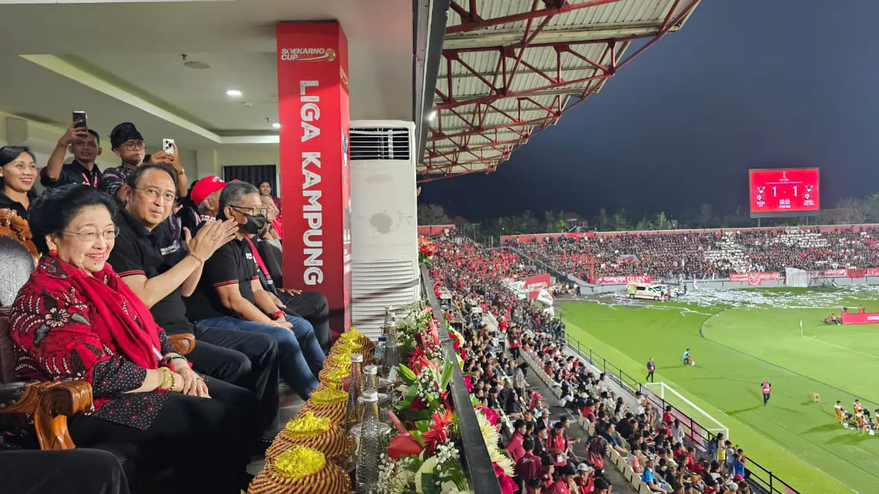 Ketua Umum DPP PDI Perjuangan Megawati Soekarnoputri menyaksikan final Liga Kampung Soekarno Cup 2025 yang mempertemukan Banteng Bali vs Banteng Jawa Timur di Stadion Kapten I Wayan Dipta, Gianyar, Sabtu, (13/12/2025) (Istimewa)