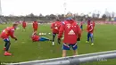 Tak kuasa menahan malu, pemain berkebangsaan Spanyol itu menutupi wajahnya dengan tangan