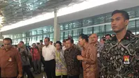 Dengan mengenakan kemeja batik berwarna hitam coklat dan celana hitam, JK meninjau Terminal 3 Soekarno Hatta.