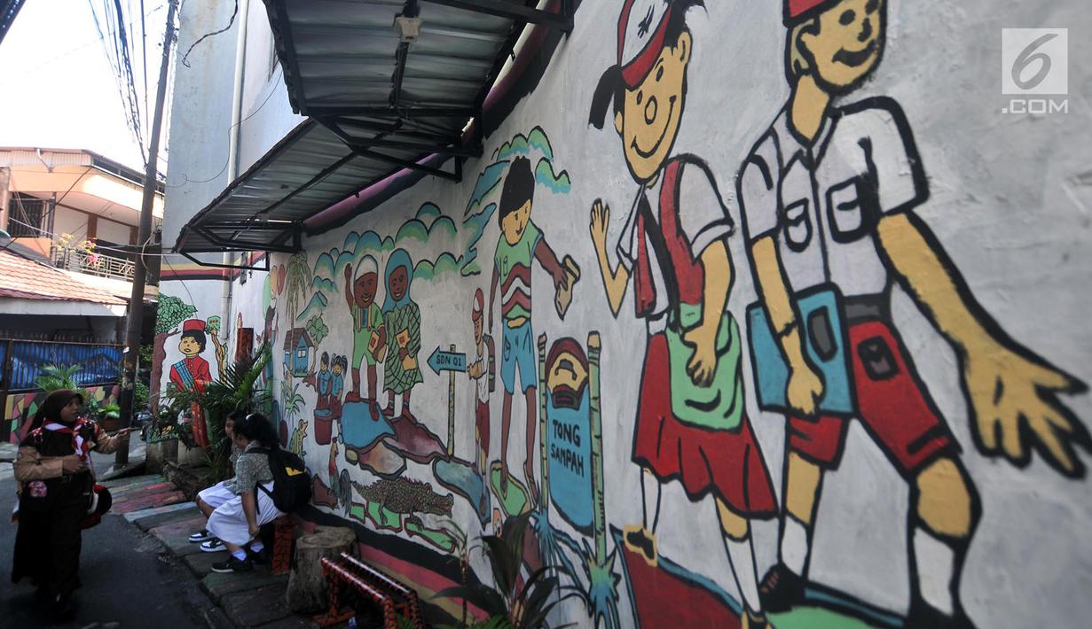 FOTO: Warna-warni Mural di Jembatan Lima - News Liputan6.com