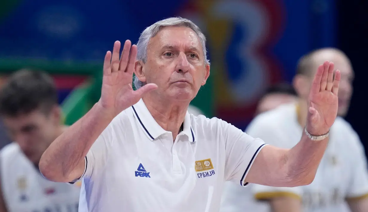 Pelatih kepala timnas basket Serbia, Svetislav Pesic memberi isyarat kepada para pemain saat pertandingan semifinal Piala Dunia Basket melawan Kanada di Manila, Filipina, Jumat, 8 September 2023. (AP Photo/Michael Conroy)
