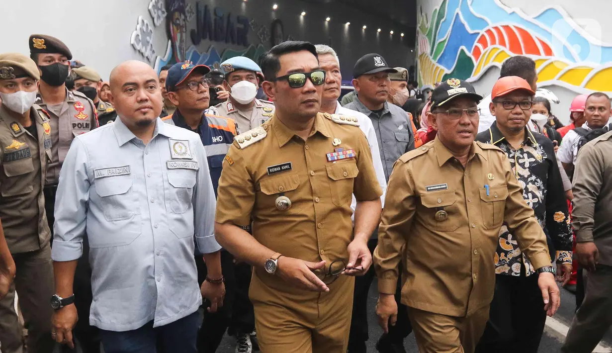 Gubernur Jawa Barat Ridwan Kamil (tengah) bersama Walikota Depok Mohammad Idris sedang meninjau usai meresmikan Jalan Underpass Dewi Sartika di Depok, Jawa Barat, Selasa (17/1/2023). Pembangunan Underpass Dewi Sartika yang menghubungkan Jalan Raya Sawangan dengan Jalan Margonda Raya sepanjang 470 meter itu untuk mengatasi kemacetan di wilayah tersebut.  (Liputan6.com/Herman Zakharia)