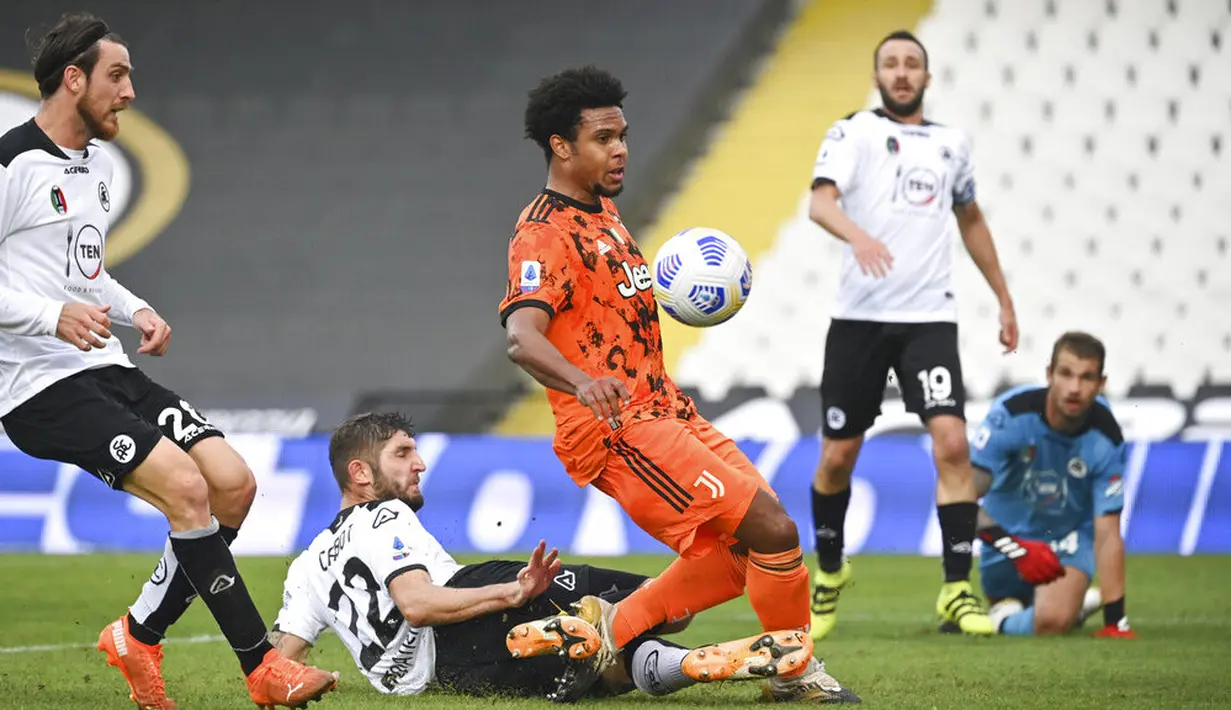 Pemain Juventus, Weston McKennie, berusaha melewati pemain Spezia pada laga Liga Italia di Stadion Dino Manuzzi, Minggu (1/11/2020). Juventus menang dengan skor 4-1. (Massimo Paolone/LaPresse via AP)