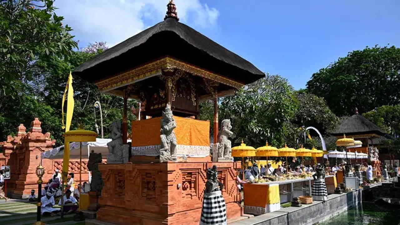 Berlangsung Khusyuk, Masyarakat Hindu Bali Peringati Hari Raya Galungan