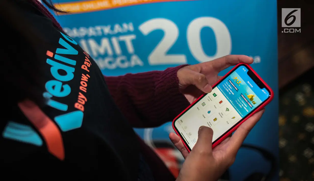 Seorang pengguna mencoba aplikasi Kredivo dalam acara peluncuran Kredivo produk pinjaman tunai di Jakarta, Selasa (4/12). Dua jenis pinjaman ini bunganya hanya sebesar 2,95 persen. (Liputan6.com/Faizal Fanani)