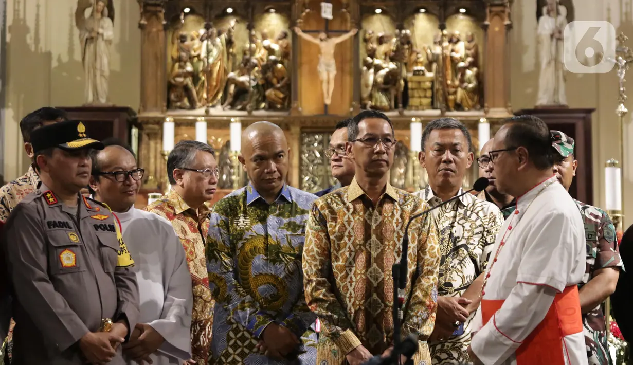 Penjabat (Pj) Gubernur DKI Jakarta, Heru Budi Hartono (tengah) berbincang bersama Pastor Kepala Gereja Katedral Jakarta, Albertus Hani Rudi Hartoko SJ, Jakarta, Sabtu (24/12/2022). Heru Budi ditemani Kapolda Metro Jaya, M Fadil Imran melakukan peninjauan ke gereja-gereja untuk memberi pesan damai dan toleransi di DKI Jakarta. (Liputan6.com/Helmi Fithriansyah)