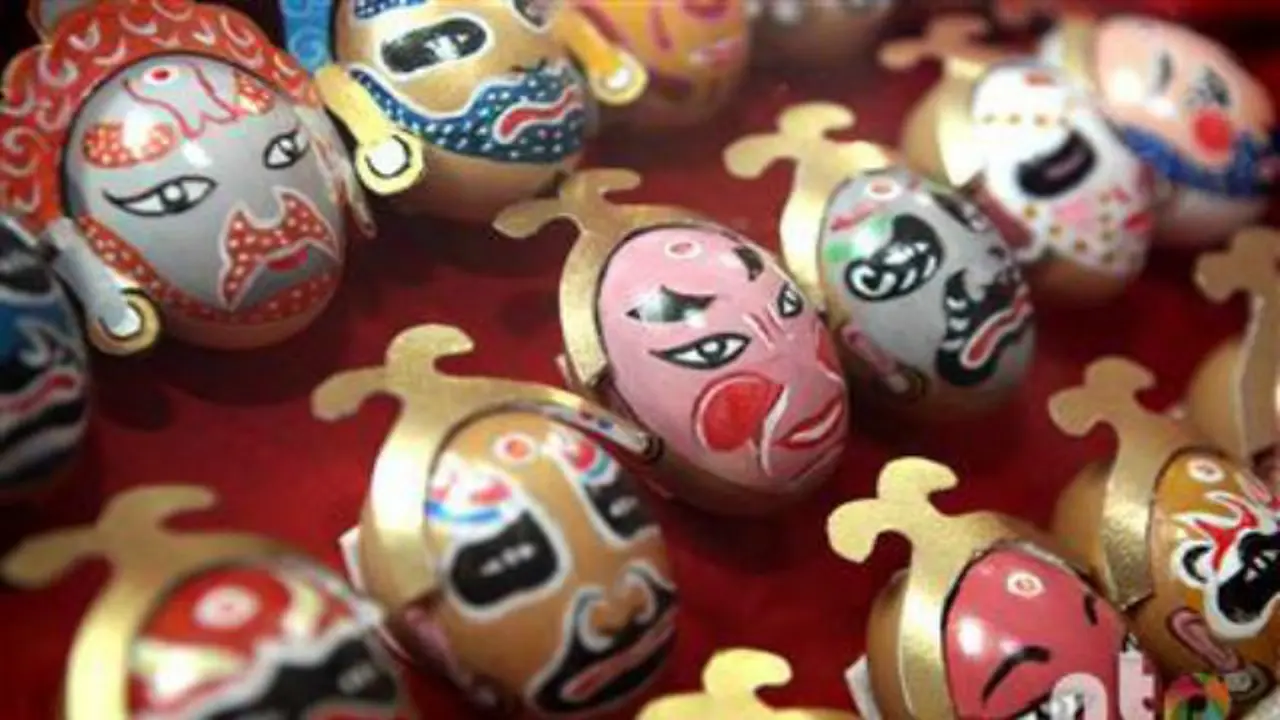 Melukis Karakter Opera Peking di Cangkang Telur