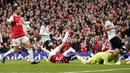 Pemain Arsenal, Marouane Chamakh mencetak gol ke gawang Tottenham pada laga Liga Premier di Stadion Emirates, Inggris, Sabtu (20/11/2010). (EPA/Jonathan Brady)