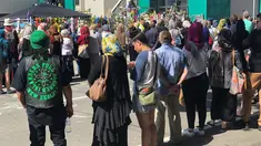 Orang-orang membentuk rantai manusia untuk melindungi jemaah salat Jumat di Hagley Park luar masjid Al-Noor, di Christchurch, Selandia Baru, Jumat (22/3). Ibadah itu digelar sepekan selepas penembakan brutal di kota Christchurch. (Sue Teodoro via REUTERS)
