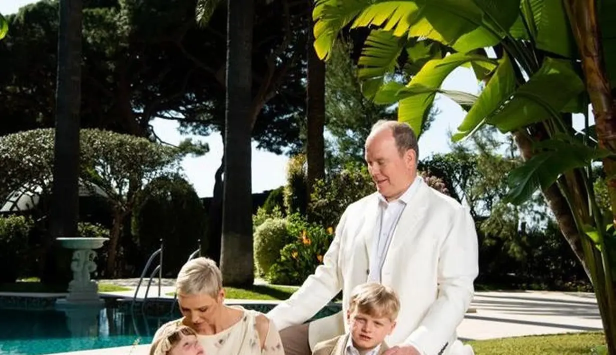 Princess Charlene dan suaminya berfoto dengan anak kembar mereka Prince Jacques dan Princess Gabriella saat menghabiskan liburan Paskah 2022. (Foto: Instgaram @hshprincesscharlene)