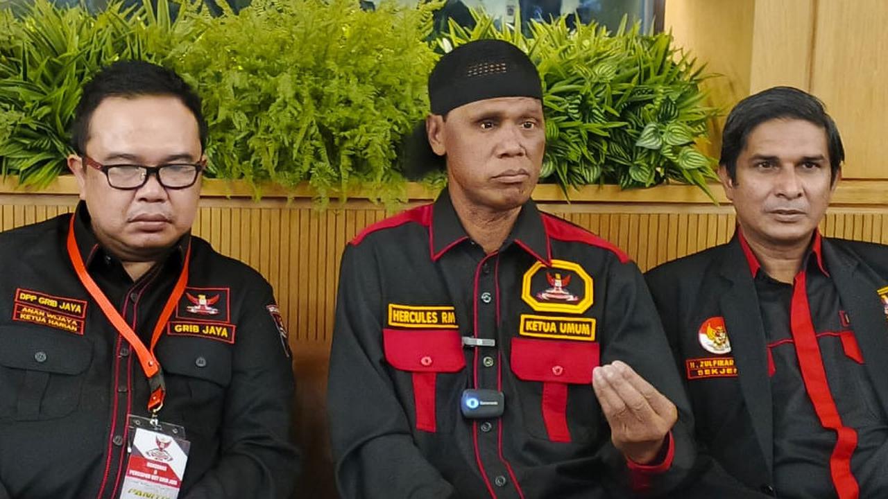 Ketua Umum DPP Grib Jaya, Hercules Rosario de Marshal (tengah) (Istimewa)