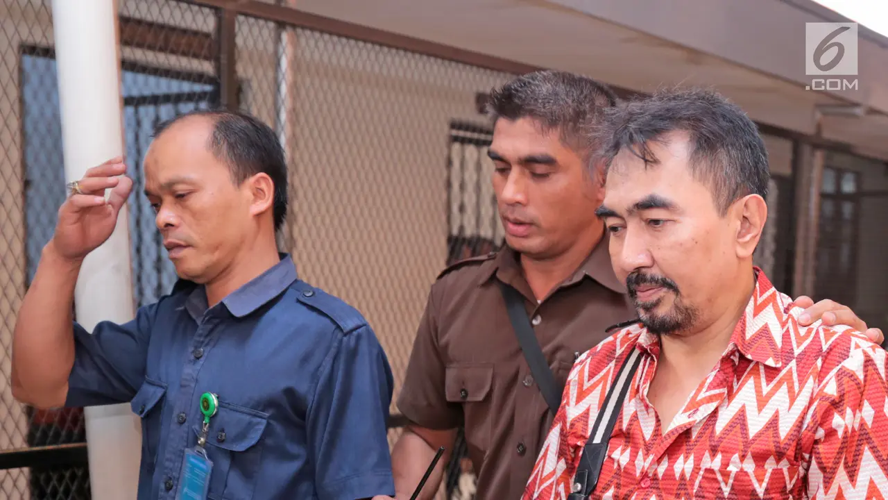 Wajah Datar Aa Gatot Saat Jalani Sidang Eksepsi